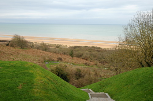 Uitzicht vanaf Amerikaanse begraafplaats op het Omaha Beach in Colleville sur Mer in Normandie